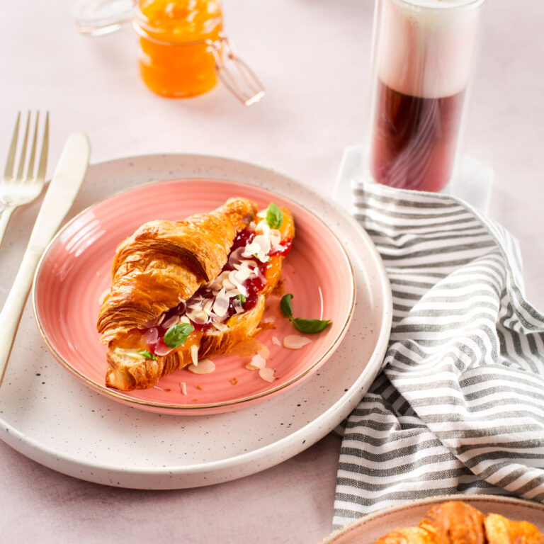Pink koffie en zoete croissant