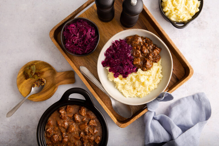 Hachee met rode kool en aardappelpuree - Eatertainment