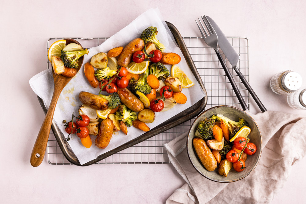 Traybake met broccoli, braadworst en krieltjes