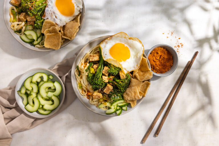 Vega crunchy bami met krokante tofu en krokant gebakken ei Eatertainment