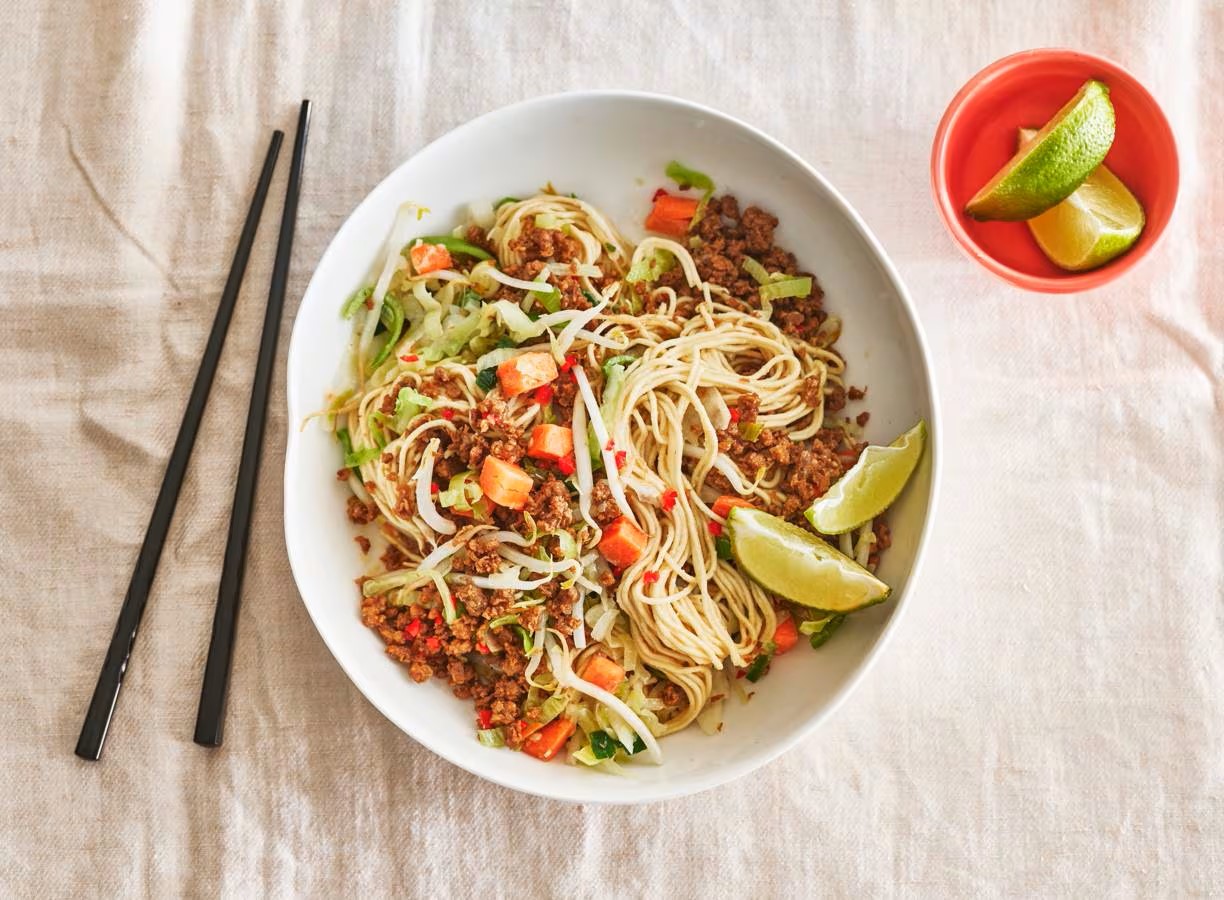 Noedels met miso, groenten en vegagehakt