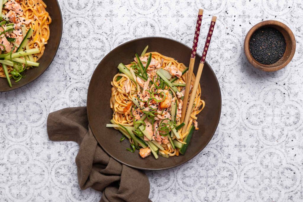 Japanse Noedels Met Zalm Liggend Low Res