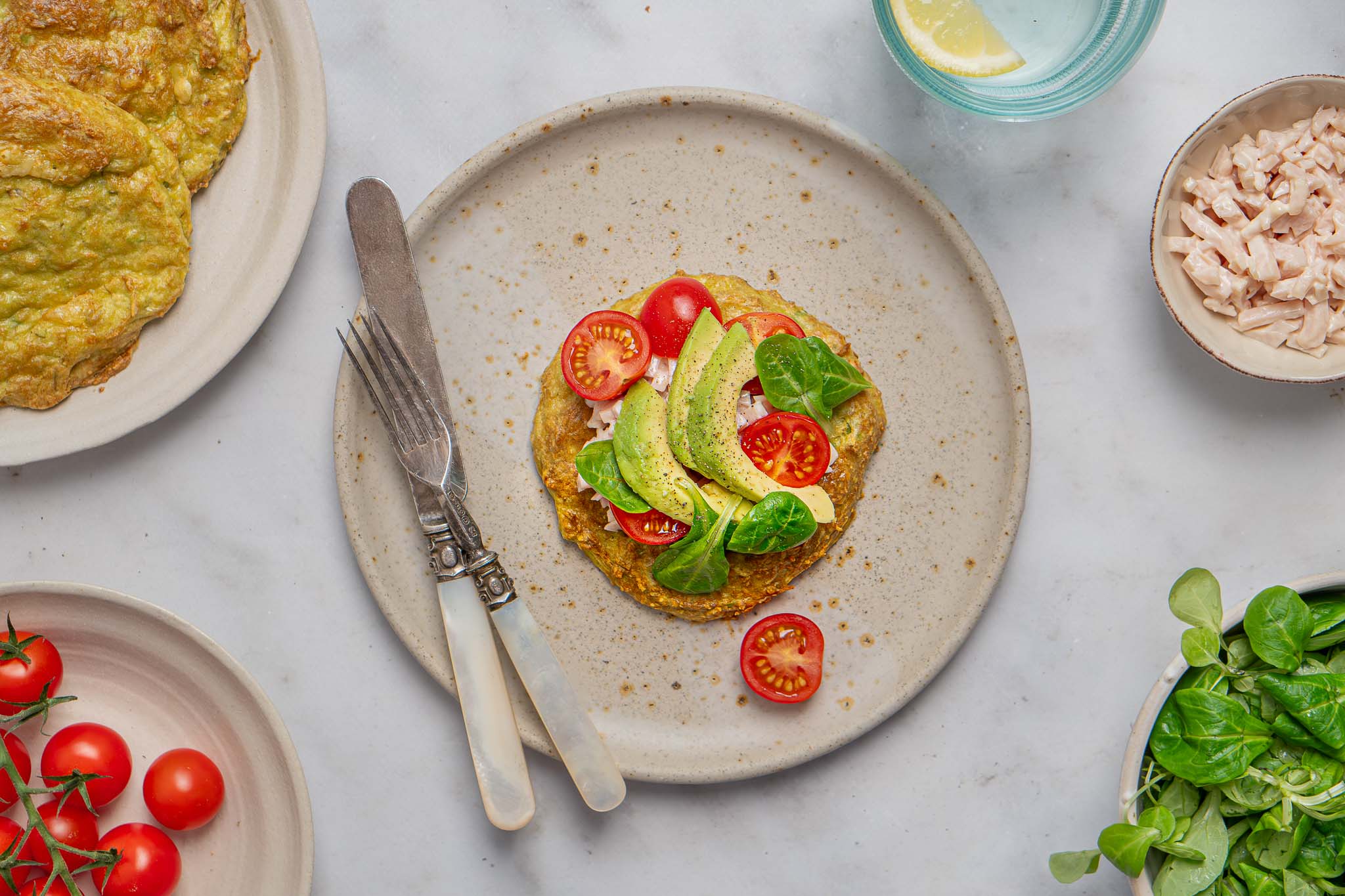 Zelfgemaakte Avocadobroodmet Kip Liggend Low Res